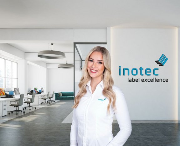 Foto Carla Kaack vor inotec Hintergrund