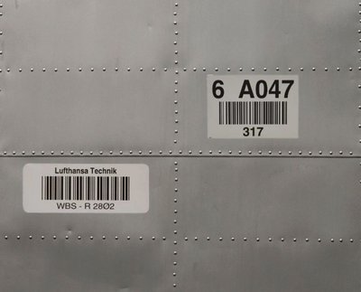 Alu Label auf Flugzeug Metallteilen